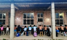 沙巴:铁皮房、土操场，这里有一座“筑梦”摔跤馆